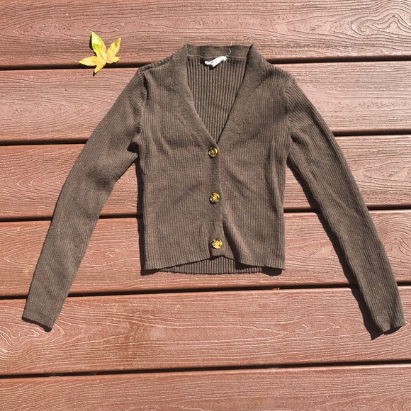 SOLD ⭐️ Cropped army green button sweater ⭐️ - Picture 2 of 5